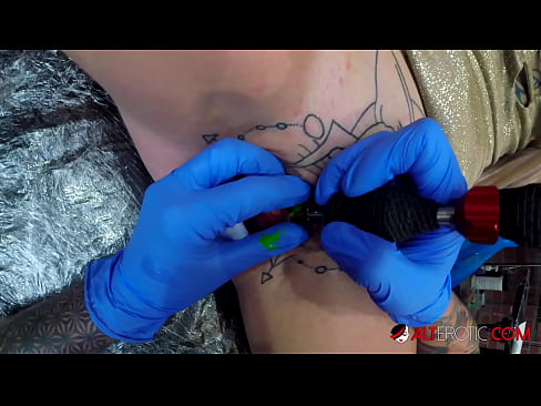 ❤️ Extreem getatoeëerde hottie Sully Savage kreeg een tatoeage op haar clitoris ️❌ Anal porno at us nl.sexvideosex.top ❤